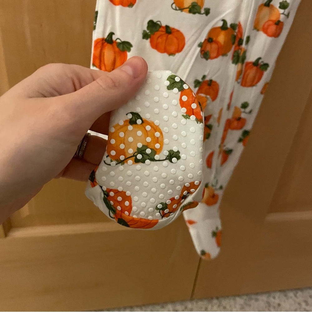 SOLD!!! NWT Angel Dear Bamboo Autumn Pumpkin Halloween Print Footie Pajama 3-6M - Picture 4 of 5